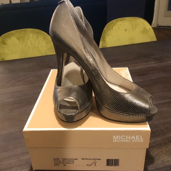 NIB Michael Kors platinum platform peep toe pumps - Picture 6 of 8